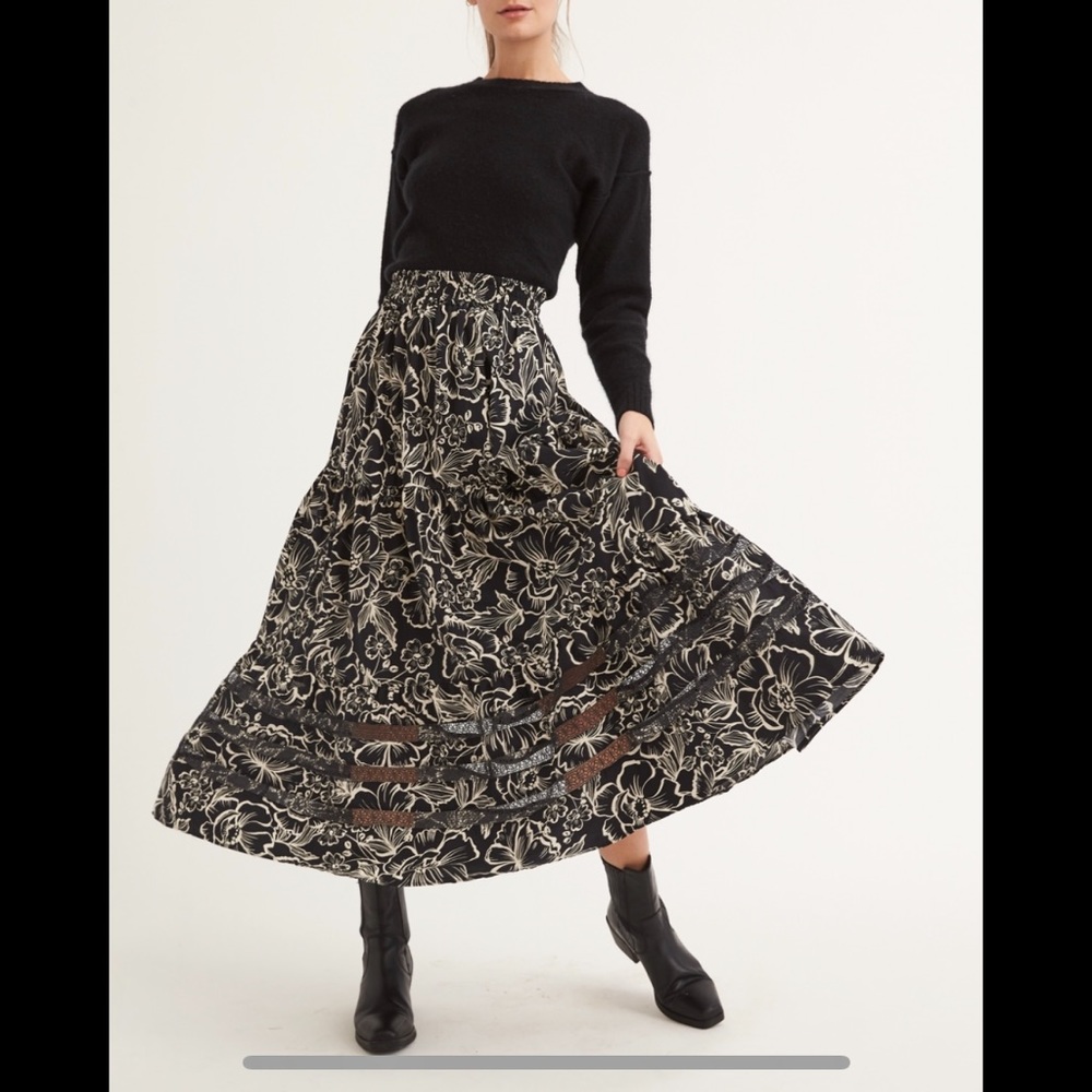 Mi Golondrina Falda Floral Blanca y Negro